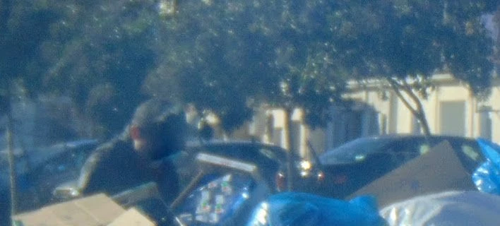 Θλιβερές εικόνες: Αλλοι γιορτάζουν και άλλοι ψάχνουν στα σκουπίδια για φαγητό